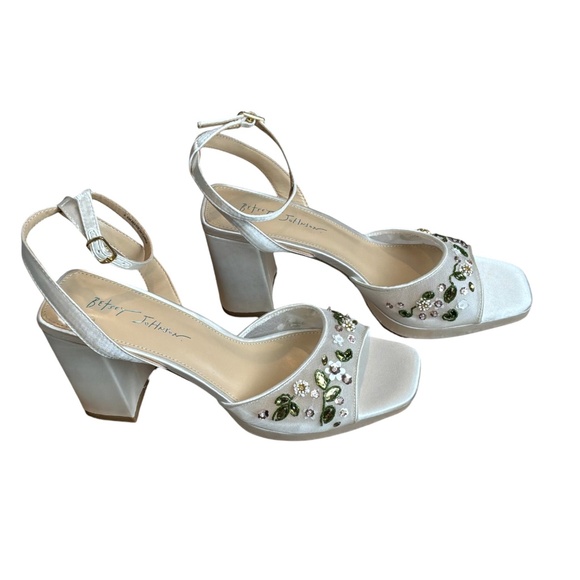 Betsy Johnson ~ Kirra Embellished Sandal in White Mesh Size 9.5M - Picture 2 of 9